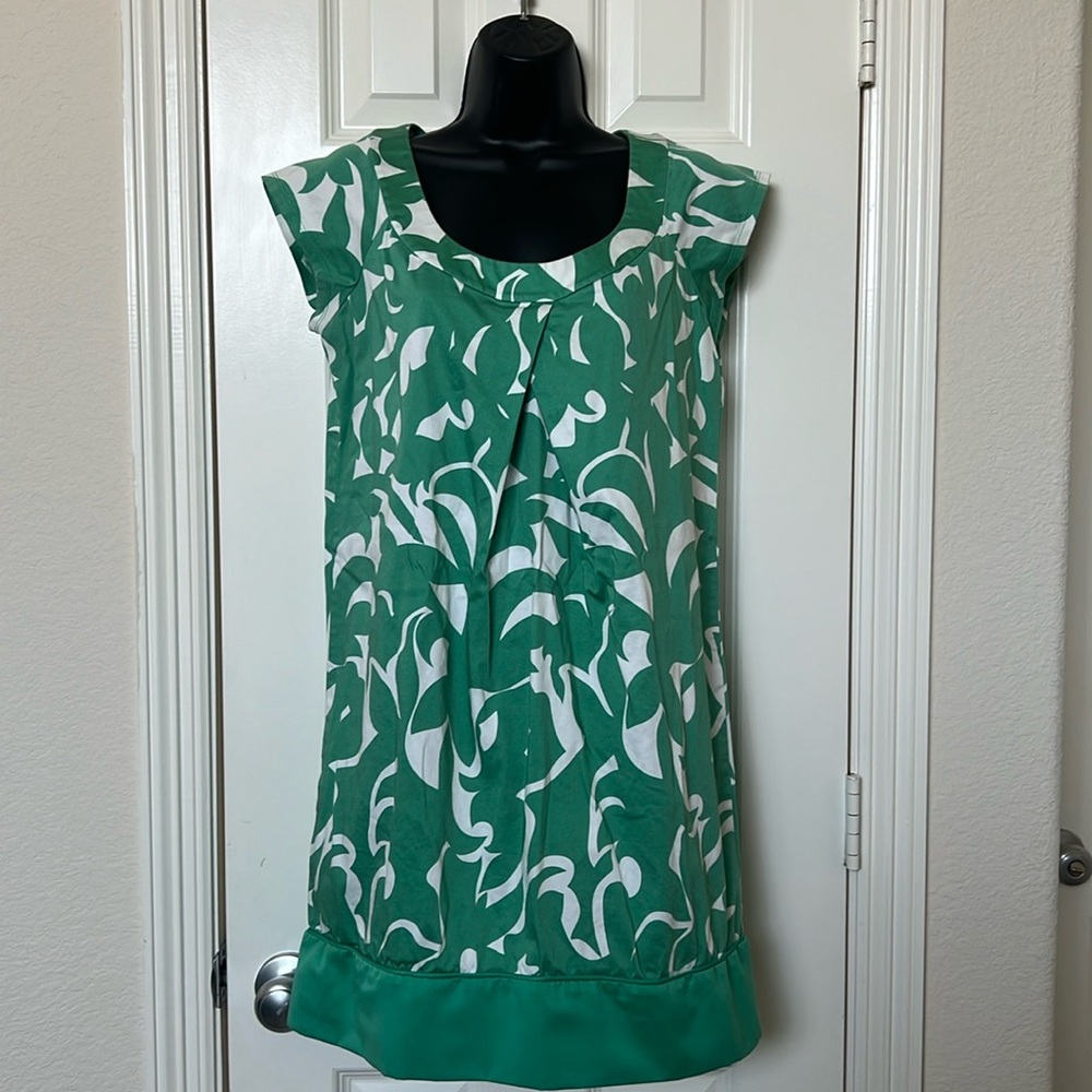 Excellent condition- worn once. BCBG size 8 green floral retro 70’s dress